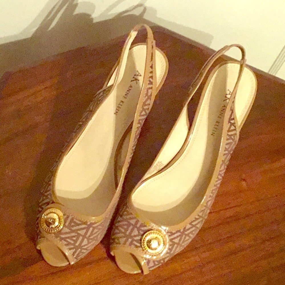 MINT Anne Klein 9M high heels logo print medallion